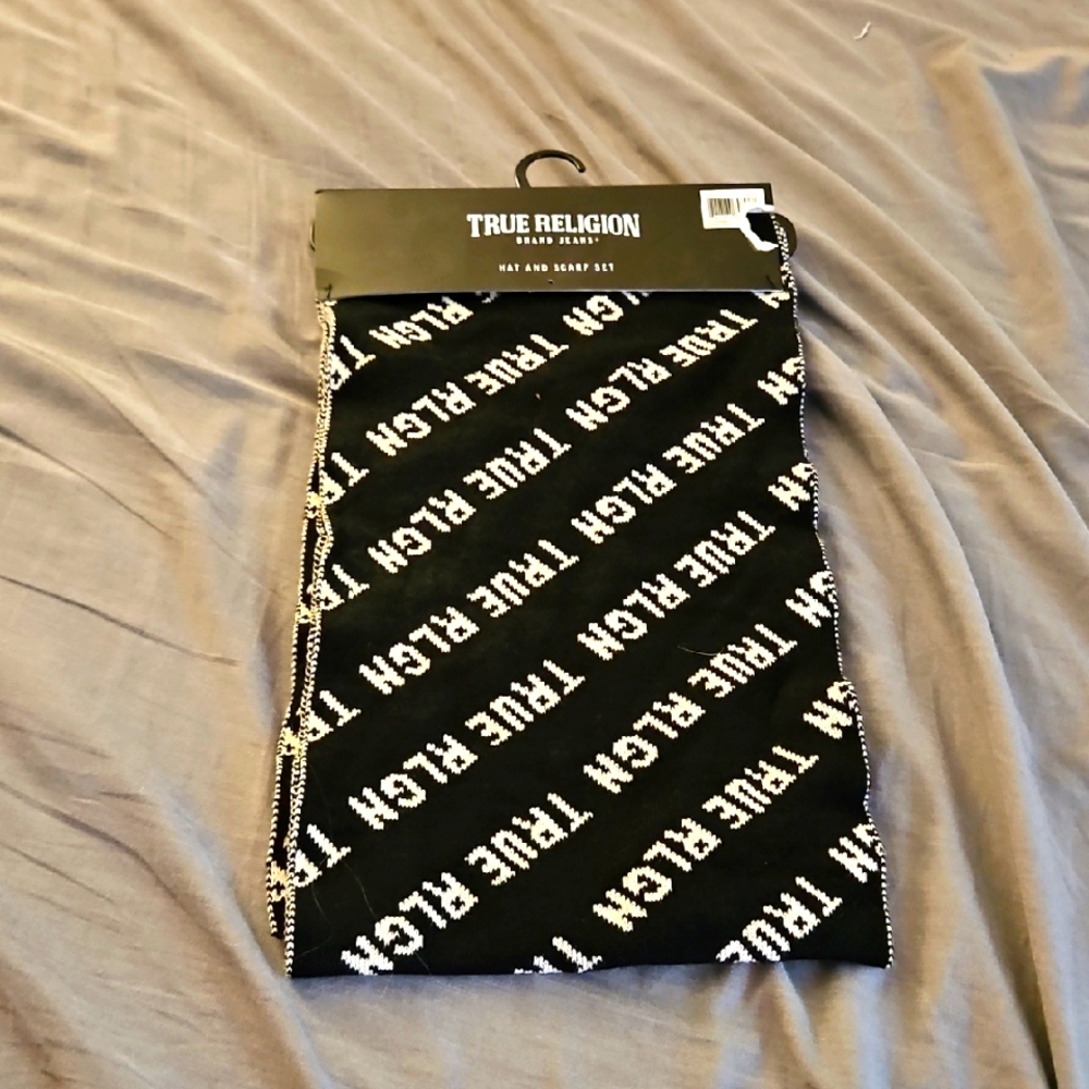 True Religion Monochrome Logo Scarf‎